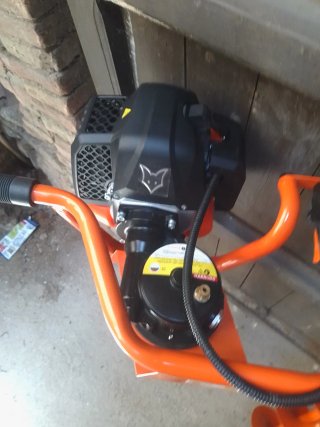 Taladro de jardín FUXTEC con brocas