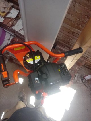 Taladro de jardín FUXTEC con brocas