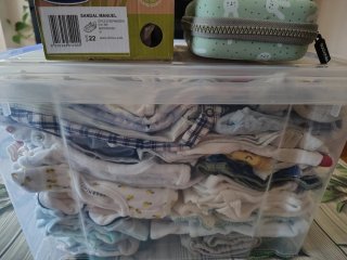 Saco de bebé con ositos y nubes y ropa de bebé