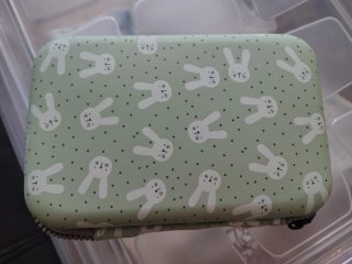 Saco de bebé con ositos y nubes y ropa de bebé