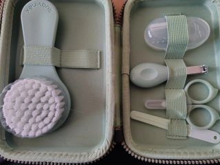 Saco de bebé con ositos y nubes y ropa de bebé