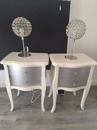 Mesitas de noche blancas y grises, cabezal y lampa