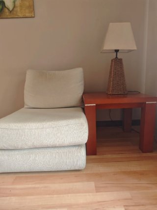 Mesa auxiliar y lámpara de mimbre, sofa