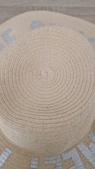 Sombrero de playa beige y gris