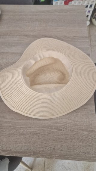 Sombrero de playa beige y gris