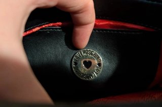 Borsa Love Moschino nera con dettagli oro