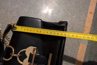 Borsa Love Moschino nera con dettagli oro