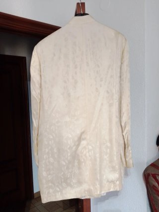 Traje de novio beige con estampado floral