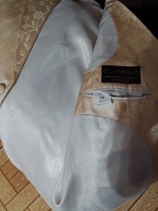 Traje de novio beige con estampado floral