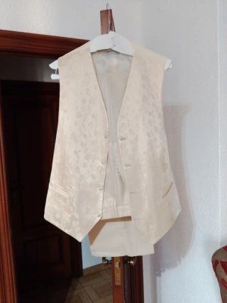 Traje de novio beige con estampado floral