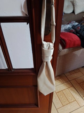Traje de novio beige con estampado floral