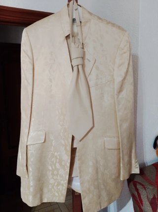 Traje de novio beige con estampado floral