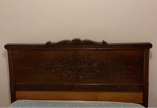 Cabecero y piecero de madera labrada.