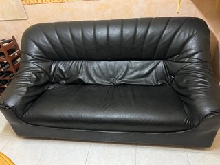 Sofá de piel negro
