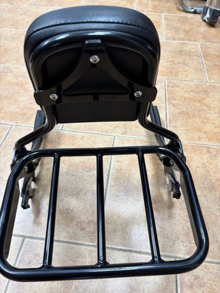 Respaldo con parrilla Harley Davidson negro