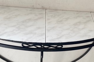 Piccola consolle in metallo e legno