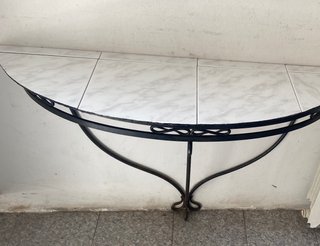 Piccola consolle in metallo e legno