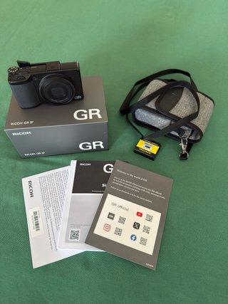 Cámara Ricoh GR IV + extras.