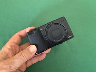 Cámara Ricoh GR IV + extras.