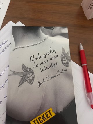 Radiografia de noia amb tatuatge