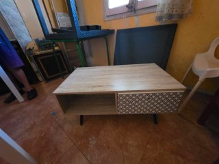 Mesa baja de madera con cajón