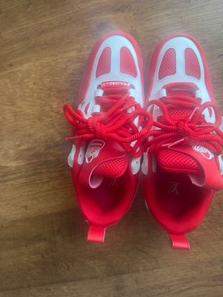 Zapatillas rojas y blancas