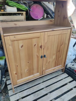 Alacena de pino macizo con puertas de cristal