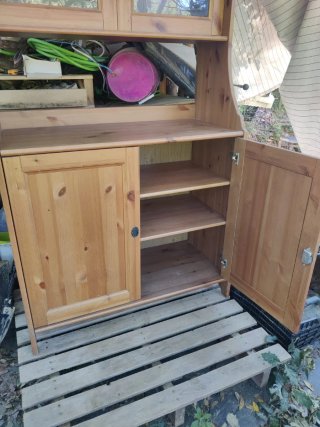 Alacena de pino macizo con puertas de cristal
