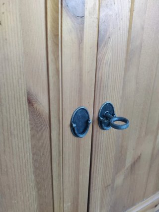 Alacena de pino macizo con puertas de cristal