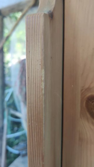 Alacena de pino macizo con puertas de cristal