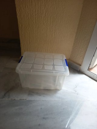 Caja de plástico transparente con tapa