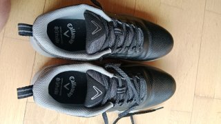 Zapatillas de golf Callaway negras y grises.