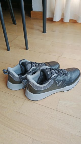 Zapatillas de golf Callaway negras y grises.