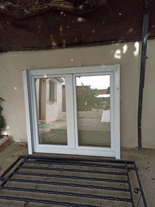 Ventana PVC Blanca Guardian Sun y reja artesanal