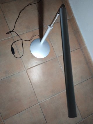 Lámpara de pie moderna gris y blanca