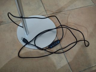 Lámpara de pie moderna gris y blanca