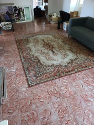 Alfombra de tela beige y roja