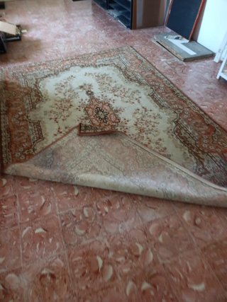 Alfombra de tela beige y roja