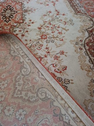 Alfombra de tela beige y roja