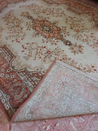 Alfombra de tela beige y roja