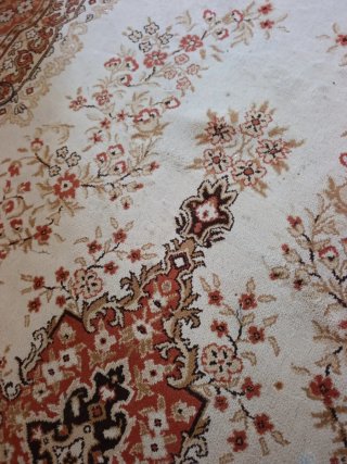 Alfombra de tela beige y roja