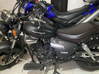 Keeway Superlight 125 Negra y Marrón