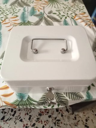Caja de caudales blanca con asa