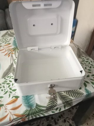 Caja de caudales blanca con asa