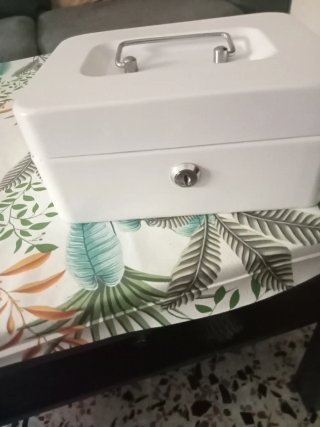 Caja de caudales blanca con asa