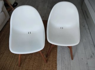 Sillas blancas de madera estilo nórdico