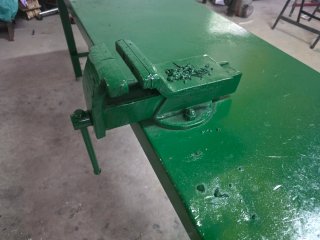 Banco de trabajo metálico con tornillo (gato)