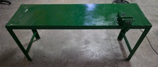 Banco de trabajo metálico con tornillo (gato)