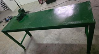 Banco de trabajo metálico con tornillo (gato)