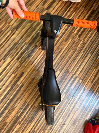 Bicicleta sin pedales naranja y negra NEGOCIABLE
